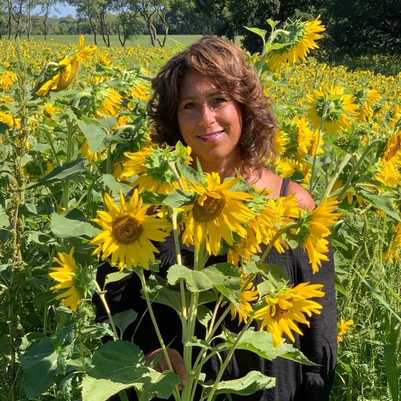 Meet your Posher, Debra - Picture 2 of 4